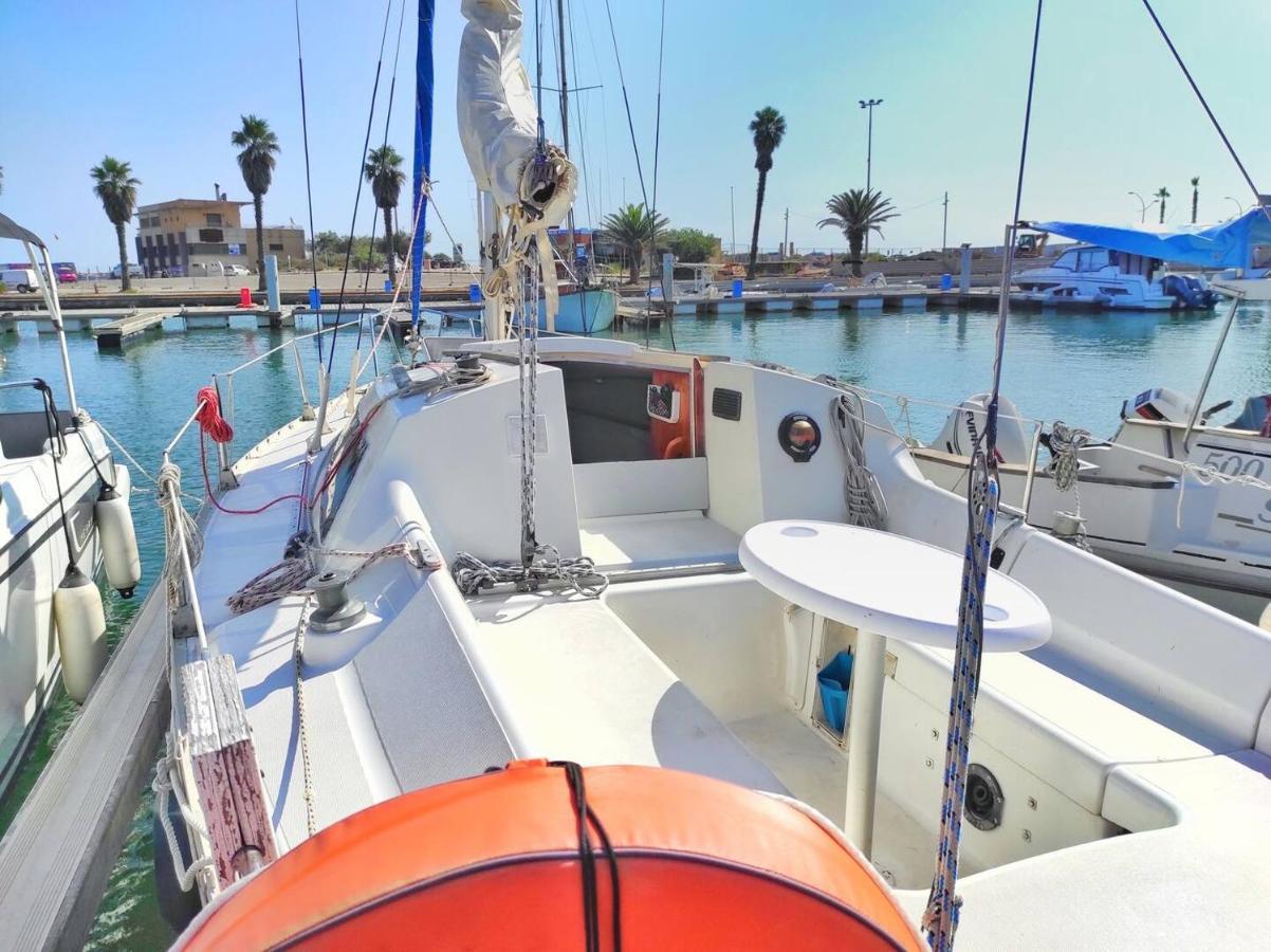 Voilier A Quai Au Calme Hotel Canet-en-Roussillon Luaran gambar