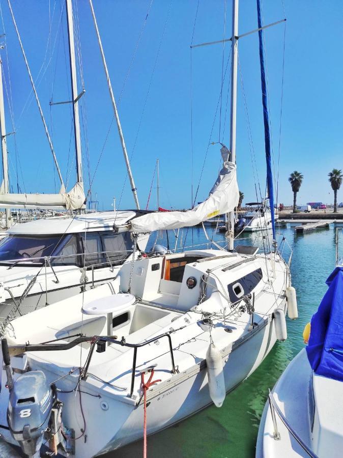 Voilier A Quai Au Calme Hotel Canet-en-Roussillon Luaran gambar